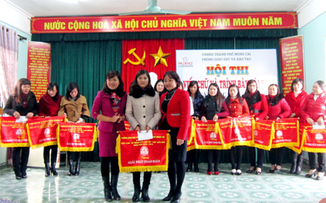 Ban Tổ chức trao giải nhất cho Trường Tiểu học Đào Phúc Lộc