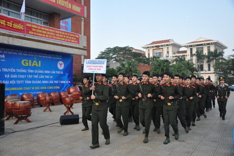 Với đội hình đồng đều và đẹp nên đội chạy tập thể của Công an tỉnh Quảng Ninh đã đoạt giải nhất khối Thanh niên