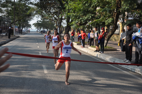 VĐV Đoàn Thị Thu Hương (Uông Bí) về nhất ở nội dung 2km nữ trẻ