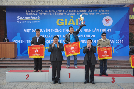 BTC trao giải cho các đoàn đoạt thành tích cao ở 2 nội dung thi đấu việt dã truyền thống lần thứ 43 và Đại hội TDTT tỉnh Quảng Ninh lần thứ 7- 2014