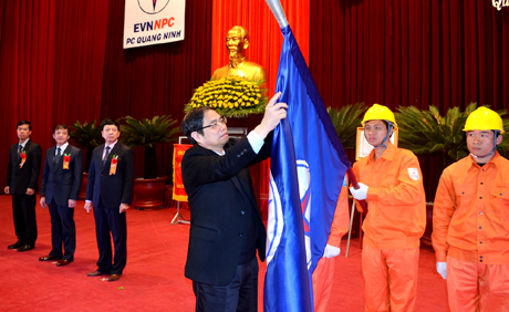Đồng chí Phạm Minh Chính, Ủy viên Trung ương Đảng, Bí thư Tỉnh ủy gắn Huân chương Độc lập hạng Ba lên cờ truyền thống của Công ty Điện lực Quảng Ninh.