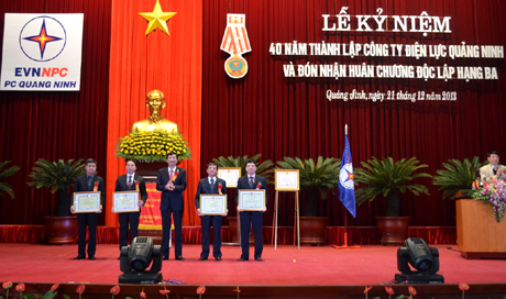 Đồng chí Nguyễn Văn Đọc, Phó Bí thư Tỉnh uỷ, Chủ tịch UBND tỉnh trao bằng khen của Thủ tướng Chính phủ cho các tập thể và cá nhân có thành tích xuất sắc của Công ty Điện lực Quảng Ninh.
