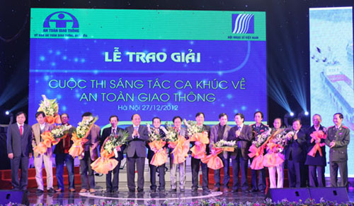 Lễ trao giải cuộc thi sáng tác ca khúc về an toàn giao thông cuối năm 2012 (Ảnh: Thanh Thanh)