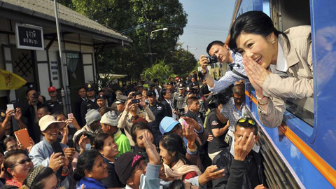 Bất chấp tình hình căng thẳng, Thủ tướng Thái Lan Yingluck đã tiến hành vận động bầu cử (Ảnh: Reuters)