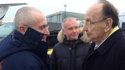 Cựu tỷ phú Mikhail Khodorkovsky (trái) tới Berlin, Đức, ngay sau khi được thả tự do. Ảnh: AFP