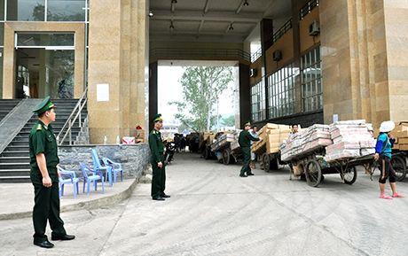 Hoạt động giao thương tại cửa khẩu Hoành Mô (Bình Liêu). Ảnh: Quang Minh