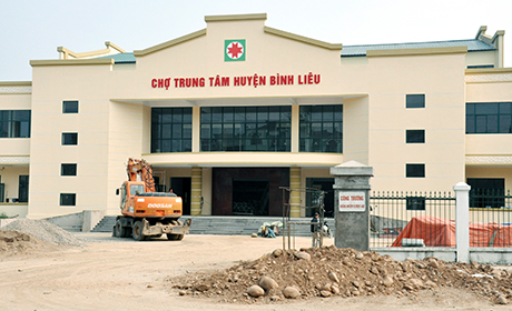 Chợ Trung tâm huyện Bình Liêu đang được đẩy nhanh xây dựng.