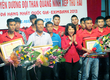 Với việc giành quyền lên chơi ở V-League năm 2014, đội bóng đá Than Quảng Ninh đã được UBND tỉnh tặng bằng khen.