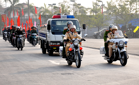 Các lực lượng trên địa bàn TP Uông Bí ra quân thực hiện đợt cao điểm tấn công trấn áp tội phạm bảo vệ Tết Nguyên đán Giáp Ngọ năm 2014.