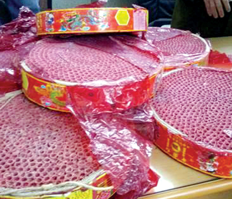 Qua kiểm tra, tổ công tác đã thu giữ được 2 bao màu trắng và 1 cặp sách màu đen, bên trong chứa 15 bánh pháo nổ (19,5kg) do Trung Quốc sản xuất.