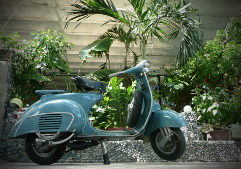 Chiếc Vespa cổ của người chơi ở Khánh Hòa.