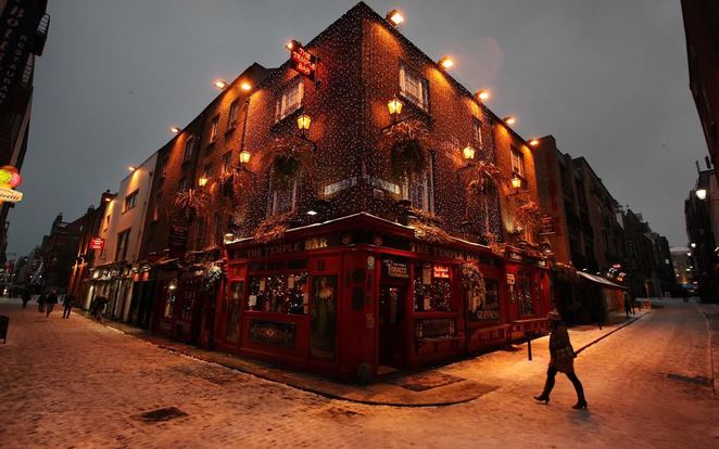 Dublin, Ireland Khắp đường phố Dublin sôi động trong không khí lễ hội, từ những cột đèn bên đường tới sân trượt băng và các bài hát mừng tại nhà thờ St Patrick. Người dân nơi đây chào đón Giáng sinh trong niềm hân hoan và vui sướng.