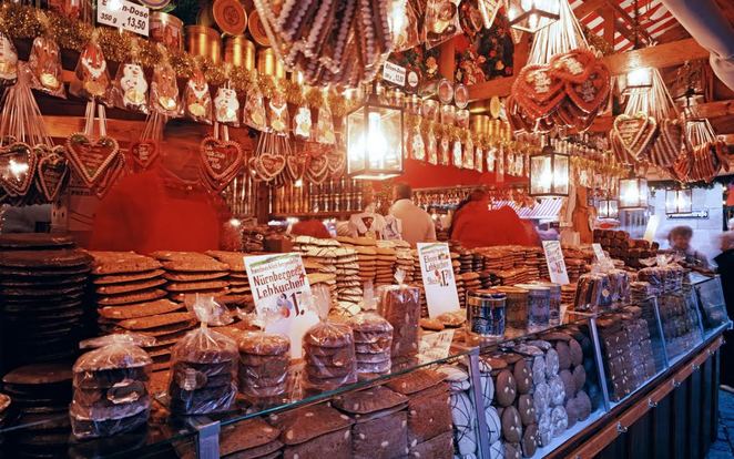 Nuremberg, Đức Nuremburg nổi tiếng với Christkindlesmarkt (hay còn gọi là chợ Giáng Sinh), nơi có 180 gian hàng bày bán đồ chơi, đồ trang trí và đồ làm bánh gừng phục vụ Giáng Sinh. Khu chợ trở nên đặc biệt lung linh vào buổi tối.