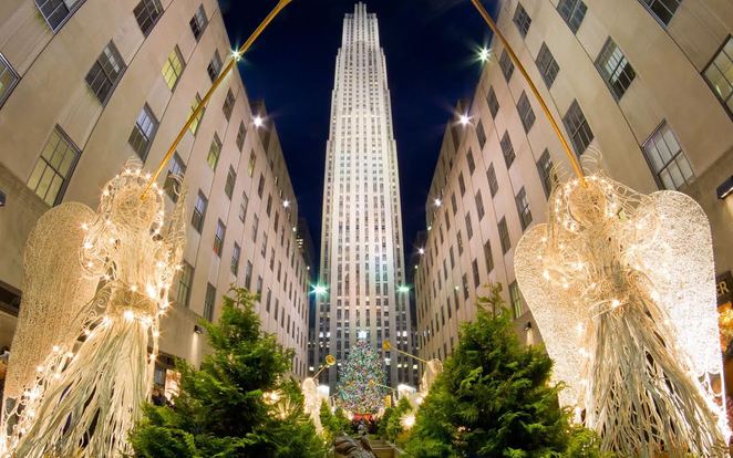 New York, Mỹ Thành phố không bao giờ ngủ này là địa điểm không thể không nhắc tới trong dịp lễ Giáng sinh. Từ cây thông khổng lồ trước cửa Trung tâm Rockefeller tới những đồ trang trí trong các cửa hàng đã mang đến khung cảnh huyền ảo cho New York những ngày cuối năm.
