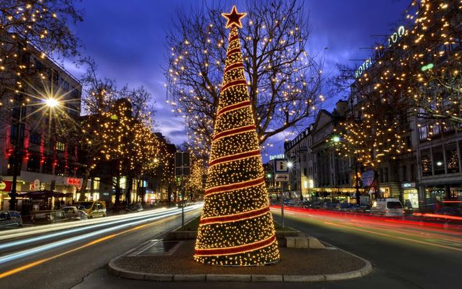 Berlin, Đức Thủ đô nước Đức mở cửa hơn 50 khu chợ Giáng sinh hàng năm, nằm rải rác ở khắp các quận. Ngoài ra, du khách có thể tới các viện bảo tàng hay các sự kiện văn hóa để có những trải nghiệm thú vị chủ đề Giáng sinh.