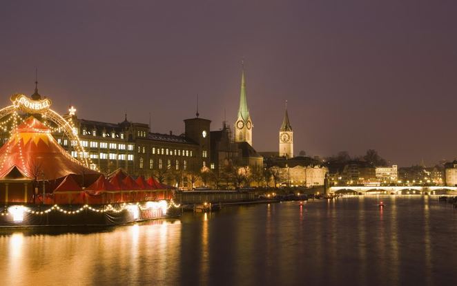 Copengahen, Đan Mạch Copenhagen là thành phố sôi động có giá cả sinh hoạt phải chăng nhất khu vực Scandinavia. Nhỏ và thân thiện, đây là nơi mọi người thích đi bộ hơn cả dùng ô tô. Đặc biệt, khu Tivoli Gardens trong thành phố nổi bật với nửa triệu đèn trang trí và hàng ngàn cây Giáng sinh, một điểm đến tuyệt vời không thể bỏ qua mùa lễ hội khi đến Đan Mạch.
