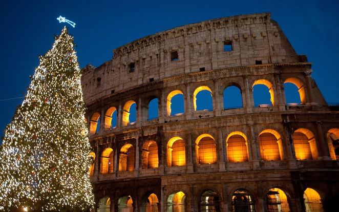 Rome, Italy Với các di tích hơn hai nghìn năm tuổi, văn hóa, ẩm thực và con người, Rome có thể níu chân du khách hàng tháng trời. Đức tin và truyền thống ở Rome mang đến sắc màu Giáng sinh đặc trưng cho thành phố.