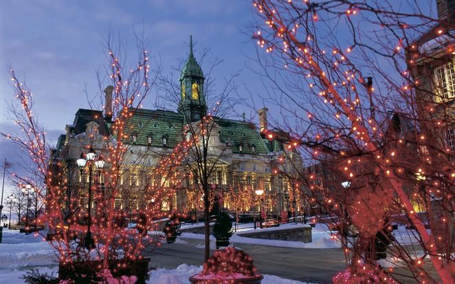 Montréal, Canada Thành phố lớn thứ hai Canada nằm gần bờ biển châu Âu, nơi kết hợp những vẻ đẹp tinh túy nhất của hai châu lục. Nơi đây là địa điểm thần tiên cho du khách trong mùa Giáng sinh. Nếu đã đặt chân tới Montréal mùa này, bạn nhất định nên tới trượt băng ở Patinoire du Bassin Bonsecours.