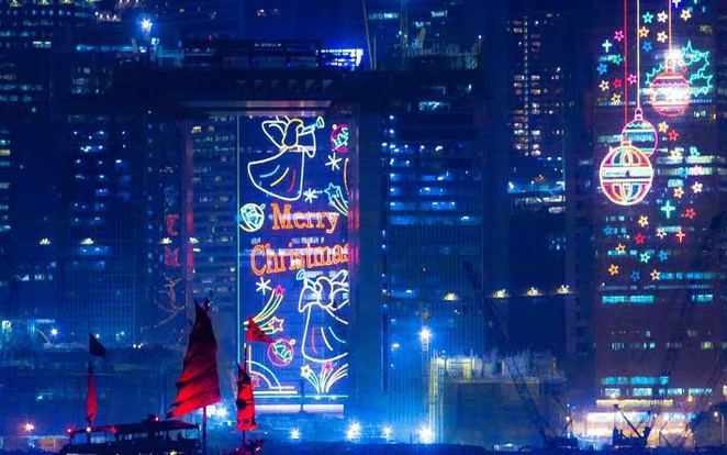 Hong Kong, Trung Quốc Thành phố tuyệt vời nhất Đông Nam Á chưa năm nào để mùa Giáng sinh trôi qua một cách “lặng lẽ”. Đèn trang trí treo lủng lẳng trên khắp các tòa nhà chọc trời, các cửa hàng trang hoàng rực rỡ và âm nhạc lễ hội vang lên khắp các con phố.