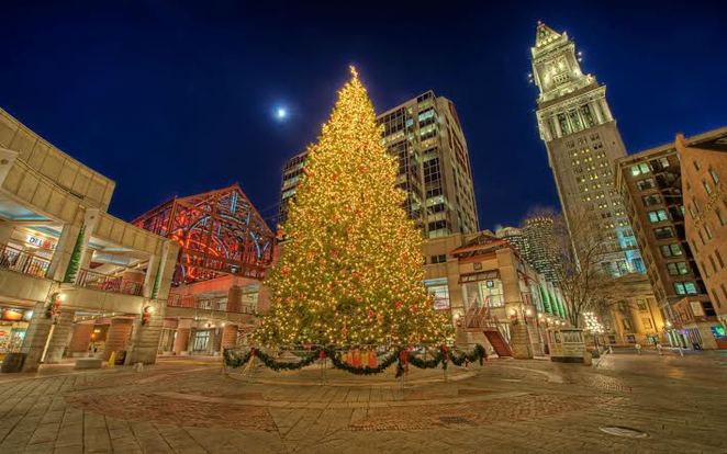Boston, Mỹ Đến Boston mùa Giáng sinh, bạn sẽ cảm thấy như được quay trở lại quá khứ trong không gian cổ điển với những ánh đèn đường dẫn tới cây thông khổng lồ trước quảng trường Faneuil.