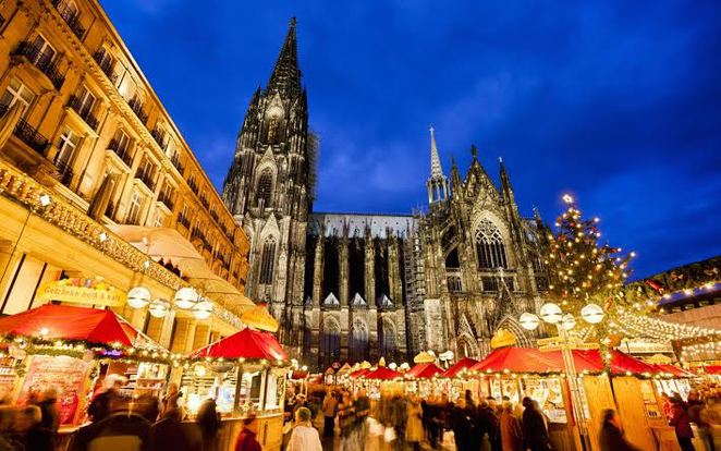 Cologne, Đức Thành phố tự hào có 8 chợ Giáng khác nhau ở hai bờ sông Rhine, cung cấp nhiều loại quà tặng, trang trí đa dạng.