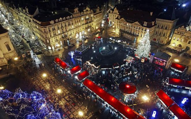 Prague, Cộng hòa Séc Với những kiến trúc hơn 600 năm tuổi hầu như không bị ảnh hưởng bởi thiên tai hay chiến tranh, rất ít thành phố khác ở châu Âu sở hữu vẻ đẹp như Prague. Trải dài bên bờ sông Vltava quanh co, thành phố giữ được nhiều nét thời trung cổ và trở nên đặc biệt hút hồn du khách mỗi mùa Giáng sinh đến.