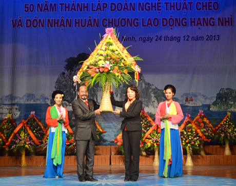 Đồng chí Vũ Thị Thu Thủy, Phó Chủ tịch UBND tỉnh tặng hoa chúc mừng đoàn.