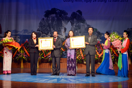 Đồng chí Vũ Thị Thu Thủy, Phó Chủ tịch UBND tỉnh trao Huân chương Lao động hạng Nhì cho Đoàn NT chèo Quảng Ninh và NSƯT Trọng Bình.