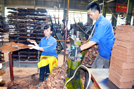 Sản xuất ngói tại Công ty CP Viglacera Hạ Long.
