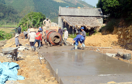 Người dân thôn Pắc Cáy (xã Đồn Đạc, huyện Ba Chẽ) làm đường.