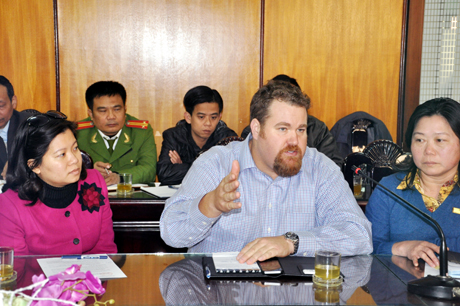 Ông David Stone Đại diện Công ty TNHH Điện lực AES- TKV Mông Dương tham dự cuộc họp
