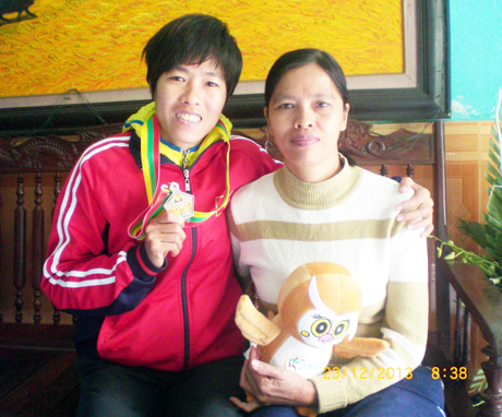 Lê Thị Thương cùng mẹ.