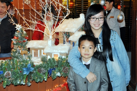 Nhiều khách nhí thích thú tạo dáng bên cạnh ông già noel, túp lều tuyết.