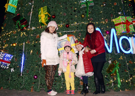Khu vui chơi giải trí Marina Plaza có nhiều hình ảnh trưng bày bắt mắt thu hút người dân tới chụp ảnh kỷ niệm.