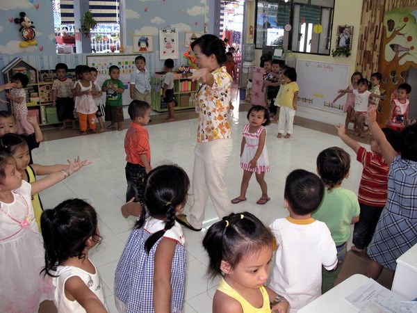 Vận động thể chất cho trẻ tại nhà trẻ. (Ảnh: Tràng Dương/TTXVN)