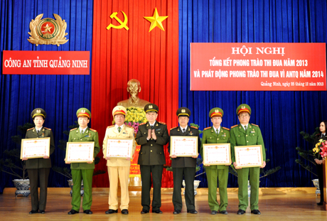 Trung tướng Tô Lâm, Ủy viên T.Ư Đảng, Thứ trưởng Bộ Công an trao danh hiệu CSTĐ lực lượng CAND của Bộ Công an cho 6 cá nhân thuộc Công an tỉnh.