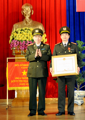 Trung tướng Tô Lâm, Ủy viên T.Ư Đảng, Thứ trưởng Bộ Công an trao Huân chương Chiến công hạng Ba cho Đại tá Trịnh Ngọc Quyên, Phó Giám đốc Công an tỉnh.