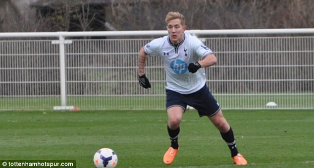 Holtby và Capoue phải xuống đá cho đội trẻ