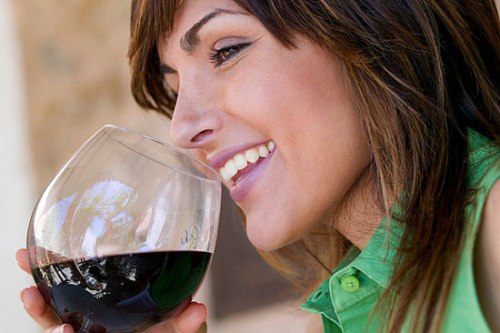 Uống rượu điều độ có lợi cho sức khỏe. Ảnh: Women'sHealth.