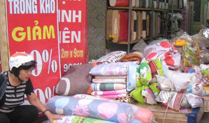 Dấu hiệu cảnh báo loãng xương 25/12/2013 03:20 Quay lên Tin tức 0 Bình luận Chia sẻ Chia sẻChia sẻ Tôi Viết Loãng xương là một trong những vấn đề phổ biến của lão hóa và thường xảy ra ở những người trên 50 tuổi, tuy nhiên không ít người trẻ hiện đang đối mặt với căn bệnh này. Dấu hiệu cảnh báo loãng xương Sữa chứa can xi và vitamin D giúp xương chắc khỏe - Ảnh: Shutterstock Xương yếu dễ dẫn đến gãy xương cùng nhiều hệ lụy đáng sợ khác. Dưới đây là những dấu hiệu cảnh báo nguy cơ loãng xương cần cảnh giác. Từng bị gãy xương. Trong 2 năm qua nếu bạn từng bị gãy xương hoặc bỗng nhiên bị nứt xương đầu gối hay vỡ mắt cá chân chỉ vì bước chệch hướng hoặc đi giày cao gót... Khung xương nhỏ. Theo trang Caring.com, khả năng mắc các bệnh về xương ở những người có khung xương nhỏ thường cao hơn những người có khung xương lớn. Theo các nhà khoa học, xương hình thành và phát triển tới năm 25 tuổi rồi dừng lại, đến những năm từ 30 - 40 tuổi xương bắt đầu lão hóa. Tỷ lệ loãng xương phụ thuộc vào nhiều yếu tố như: thể chất, chế độ ăn uống, di truyền, thói quen vận động... Thuốc trị bệnh. Nhiều nghiên cứu đã chứng minh, dùng các loại thuốc chứa hàm lượng prednisone hoặc corticosteroid trong thời gian dài sẽ gây ảnh hưởng tới hormone trong cơ thể, khiến lượng can xi, vitamin D và các chất dinh dưỡng khác trong xương giảm mạnh. Những người mắc bệnh tự miễn như Crohn, lupus, viêm khớp dạng thấp, trầm cảm có nguy cơ bị loãng xương cao hơn những người khác. Hút thuốc. Thuốc lá có mối tương quan cao tới bệnh loãng xương. Nhiều chuyên gia sức khỏe đã nhận định cách tàn phá xương nhanh nhất chính là hút thuốc lá. Uống hơn 2 ly rượu mỗi ngày. Rượu được chứng minh “góp phần” tàn phá hệ thống xương, nó khiến lượng can xi, ma giê và các khoáng chất khác từ xương bị tan vỡ. Càng uống nhiều rượu, xương càng suy yếu. Không uống sữa. Sữa là một trong những loại thức uống rất tốt cho xương bởi nó không chỉ giàu can xi mà còn chứa cả vitamin D - thành phần quan trọng duy trì sự chắc khỏe của xương. Robert Recker, Giám đốc Trung tâm nghiên cứu loãng xương ở Nebraska (Mỹ), cho biết hầu hết những người trưởng thành đều thiếu vitamin D và đó chính là một trong những nguyên nhân khiến hệ thống xương suy yếu. Rối loạn ăn uống. Chứng biếng ăn là một dấu hiệu cảnh báo nguy cơ loãng xương. Bởi khi lười ăn, trọng lượng cơ thể sụt giảm khiến nồng độ nội tiết tố hạ thấp. Chuyên gia nội tiết Elizabeth Shane ở Đại học Columbia (Mỹ) tin rằng bất cứ điều gì làm giảm nồng độ estrogen đều gây trở ngại cho hệ thống xương. Kinh nguyệt không đều. Nồng độ estrogen thấp chịu trách nhiệm tới việc rối loạn chu kỳ kinh nguyệt; và estrogen thấp cũng chính là nguyên nhân gây ảnh hưởng trực tiếp đến loãng xương. Tiền sử gia đình. Đây chính là một trong những nguy cơ rõ rệt nhất. Nếu trong gia đình bạn đã có người loãng xương hoặc từng bị gãy xương thì bạn rất có khả năng đối mặt với căn bệnh này.