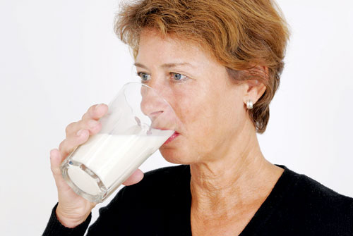 Sữa chứa can xi và vitamin D giúp xương chắc khỏe - Ảnh: Shutterstock