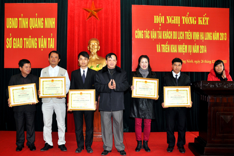 Đồng chí Vũ Văn Khánh, Giám đốc Sở GTVT trao giấy khen cho tập thể có thành tích trong hoạt động vận tải khách trên Vịnh Hạ Long.