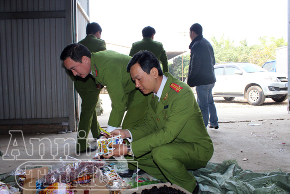 Lực lượng CSMT đang kiểm tra hàng hóa tại kho