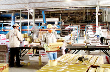 Sản xuất gạch men tại Công ty CP Vĩnh Thắng, KCN Kim Sơn (Đông Triều). Ảnh: Dương Trường