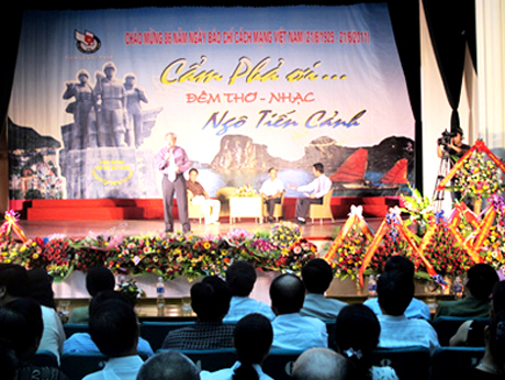 Nhà báo – nhà thơ Ngô Tiến Cảnh đọc thơ, giao lưu với người xem tại đêm thơ – nhạc.