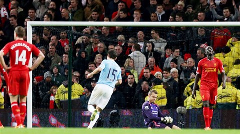 Việc phung phí cơ hội đã khiến Liverpool (áo đỏ) phải trả giá