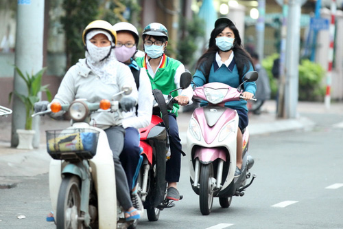 Trong mùa lạnh, mọi người cần giữ ấm khi ra đường để phòng ngừa bệnh - Ảnh: Độc Lập