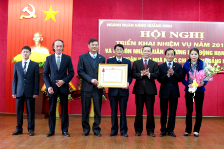Đồng chí Đào Minh Tú, Phó Thống đốc NHNN Việt Nam trao Huân chương Lao động hạng Nhì cho NHNN chi nhánh Quảng Ninh.