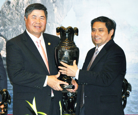 Đồng chí Phạm Minh Chính, Ủy viên Trung ương Đảng, Bí thư Tỉnh ủy tặng quà lưu niệm cho đồng chí Đào Xuân Hưng, Thứ trưởng Bộ Ngoại giao, Đại sứ Việt Nam tại Nhật Bản.