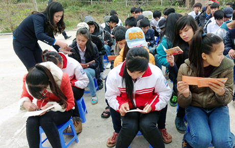 Tuyên truyền công tác phòng, chống mại dâm, HIV/AIDS, buôn bán người cho học sinh Trường THPT Trần Khánh Dư (Vân Đồn) do Tỉnh Đoàn phối hợp với các ngành tổ chức ngày 29-11-2013. Ảnh: Đặng Dung